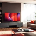 Telewizor w nowoczesnym, przytulnym salonie z mocnym podświetleniem.